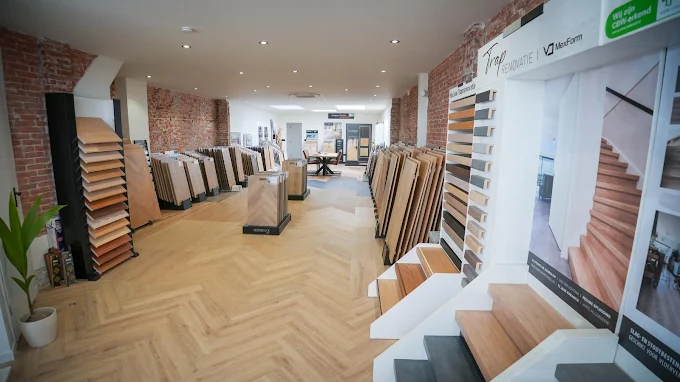 Showroom Almaas Parket Haarlem met ruime keuze aan duurzame vloeren, inclusief klik PVC en rigid core varianten.